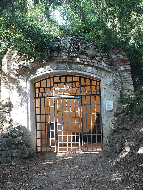 Auf einem H&uuml;gel in dem kleinen Park ist dem deutschen Dichter Heinrich Heine eine Grotte gewidmet.
