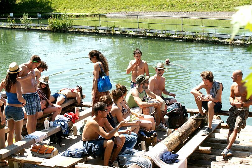 Prost! 60 Personen passen auf ein Floß. Es ist 18 Meter lang, 7 Meter breit und wiegt 22 Tonnen. Nach der Fahrt wird es zerlegt und mit dem Lkw wieder an den Ausgangspunkt der Reise gebracht.