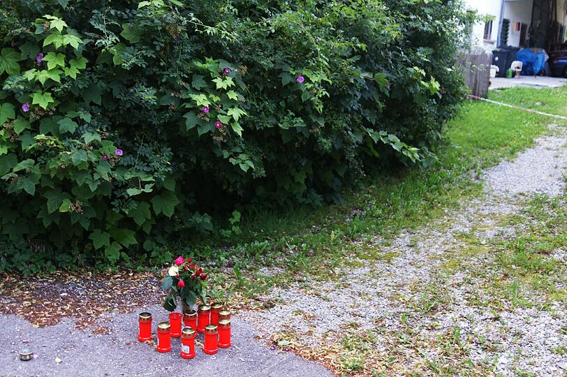 Kerzen und Blumen stehen zum Gedenken von Mathias K. (32) vor dessen Haus, der offenbar in einer Auseinandersetzung mit Nachbarn zu Tode gekommen ist, und zwar im Moorenweiser Ortsteil Dünzelbach.