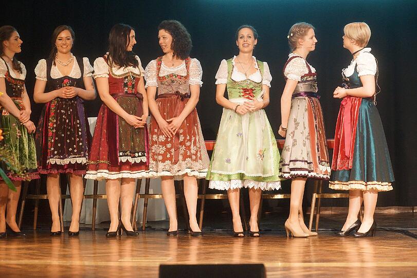 Die Kandidatinnen in Reih und Glied warten gespannt auf die Entscheidung der Jury.
