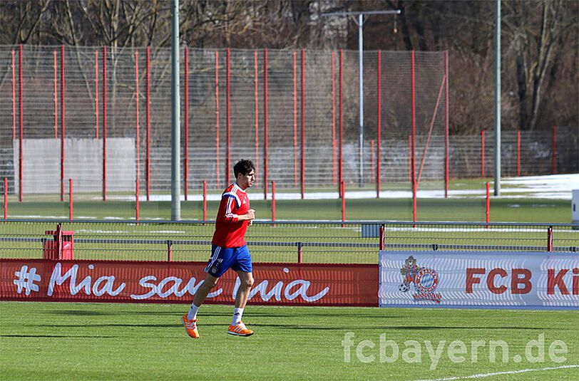 Bei strahlendem Sonnenschein absolvierte Javi Martinez die erste Laufeinheit auf Rasen.