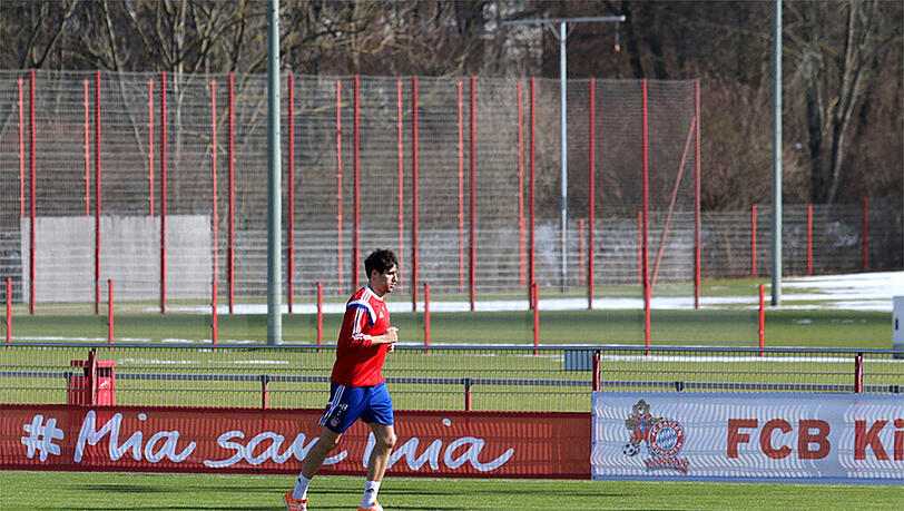 Bei strahlendem Sonnenschein absolvierte Javi Martinez die erste Laufeinheit auf Rasen. Bei strahlendem Sonnenschein absolvierte Javi Martinez die erste Laufeinheit auf Rasen.