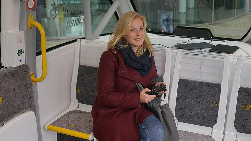 Mit einem Joystick kann das Shuttle bei Bedarf gelenkt werden. Ansonsten fährt es aber autonom, ohne dass jemand lenken muss.