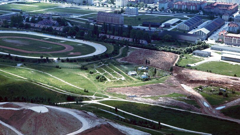 Das Gelände 1986 im Überblick: In der Mitte Väterchen Timofej, links davon der FC Teutonia (mit alter Sandbahn-Piste), hinten die alten Hallen.
