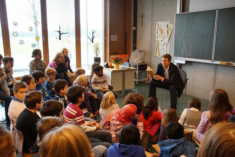 CSU-Mann Markus Blume liest Grundschülern in der Messestadt vor. Titel des Buchs: &bdquo;In einem tiefen, dunklen Wald&ldquo;.