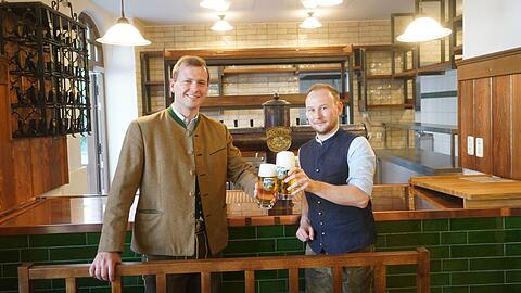 Franz Inselkammer (l.), Chef des Ayinger-Wirtshauses, und der Wirt Josef Sperl im noch leeren Ayinger am Rotkreuzplatz, wo das Brauerei-Grün und Holz dominieren.