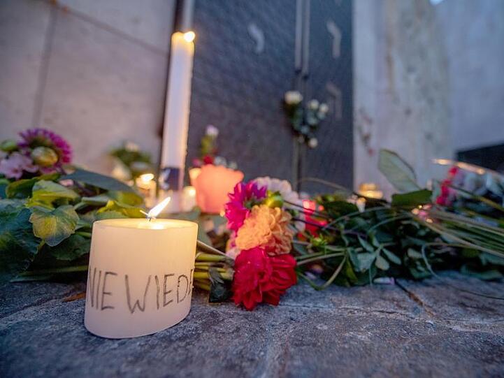 "Nie Wieder": Eine Kerze vor der Tür der Münchener Synagoge.