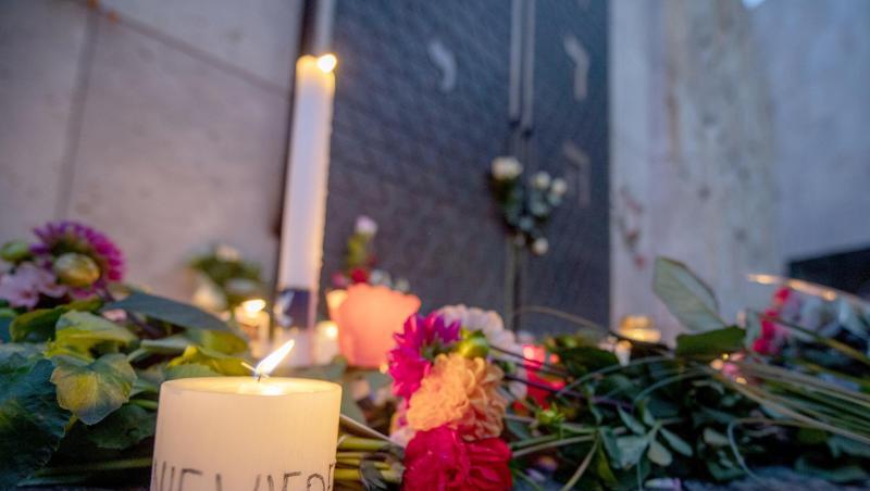"Nie Wieder": Eine Kerze vor der Tür der Münchener Synagoge. "Nie Wieder": Eine Kerze vor der Tür der Münchener Synagoge.