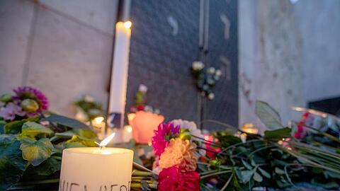 "Nie Wieder": Eine Kerze vor der Tür der Münchener Synagoge.