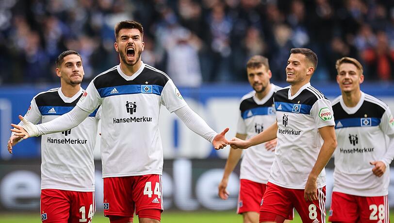 Mario Vuskovic (2.v.l) brachte mit seinem Tor den HSV beim Heimsieg gegen Regensburg zurück ins Spiel.