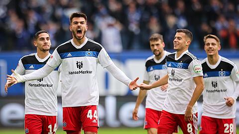 Mario Vuskovic (2.v.l) brachte mit seinem Tor den HSV beim Heimsieg gegen Regensburg zurück ins Spiel.