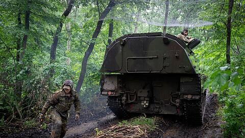 Eine deutsche Panzerhaubitze 2000 der ukrainischen Armee an der Frontlinie in der Nähe von Bachmut.