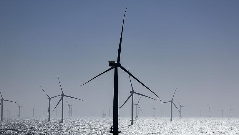 Windräder stehen in einem Windpark in der Nordsee. (Archivbild)