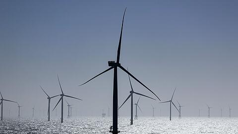 Windräder stehen in einem Windpark in der Nordsee. (Archivbild)