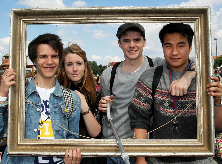Der Rahmen muss stimmen: Thang Nguyen (rechts) geht zwar noch zur Schule, seine Leidenschaft aber gehört der Kunst. &bdquo;Ich male&ldquo;, sagt er. Deswegen hat er mit seinen Freunden Nikolai, Sina und Joe für 5 Euro diesen Bilderrahmen gekauft. &bdquo;In den hier kommt was Religiöses.&ldquo; Thang war heute morgen auch schon mal hier. &bdquo;Ich hab schon vier andere Bilderrahmen gekauft.&ldquo;