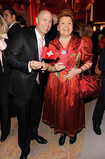 Lars Wagner (General Manager Mandarin Oriental) und Dr. Gabriele Weishäupl.
