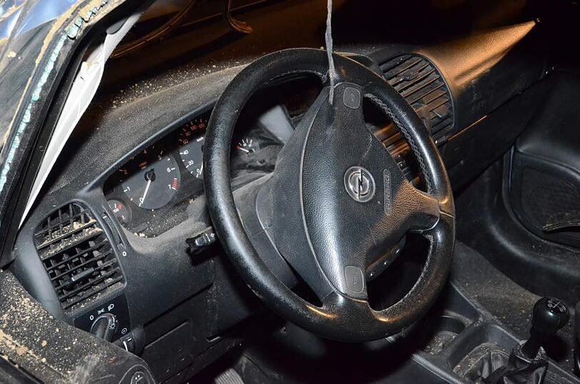Beim Überholen kommt ein Zafira von der Fahrbahn ab und überschlägt sich mehrmals. Der Fahrer und seine beiden Kinder (6 und 12) werden mittelschwer verletzt.
