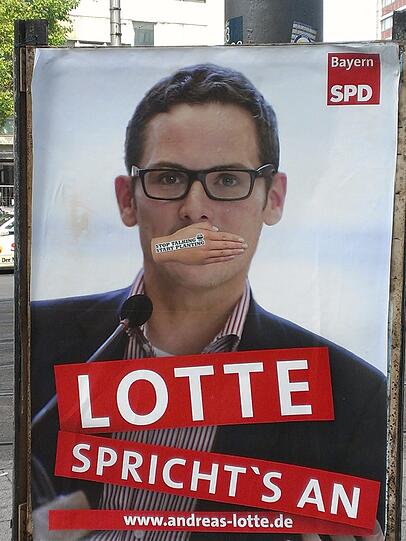 Diese Hand verhindert, dass Lotte spricht. &bdquo;Stop talking. Start Planting&ldquo;, lautet der Slogan darauf.