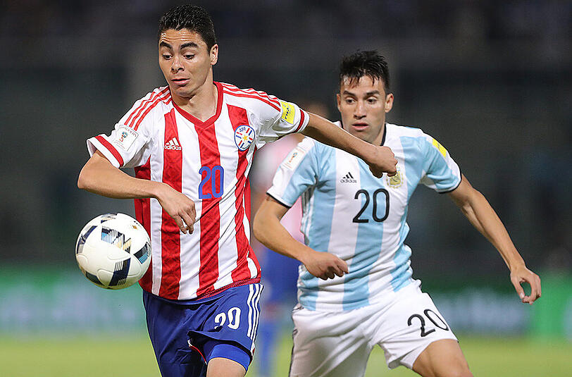 Der Argentinier Nicolas Gaitan (hinten) hat im Duell mit Paraguays Miguel Almiron das Nachsehen.