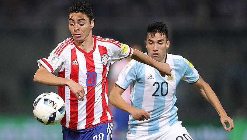 Der Argentinier Nicolas Gaitan (hinten) hat im Duell mit Paraguays Miguel Almiron das Nachsehen. Der Argentinier Nicolas Gaitan (hinten) hat im Duell mit Paraguays Miguel Almiron das Nachsehen.