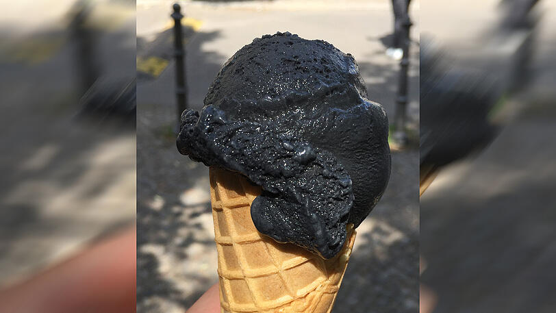 Eine Kugel "Darkside": schwarze Vanille-Eiscreme