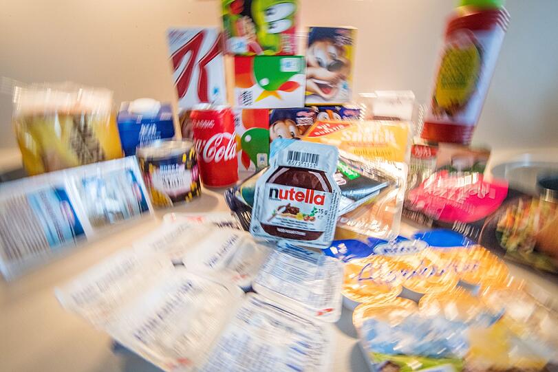 Zahlreiche Lebensmittel Mini-Packungen liegen auf einer Küchen-Arbeitsplatte. Mit abgepackten Lebensmitteln in immer kleineren Mengen wollen Supermärkte und Discounter neuen Verzehrgewohnheiten der Verbraucher Rechnung tragen.