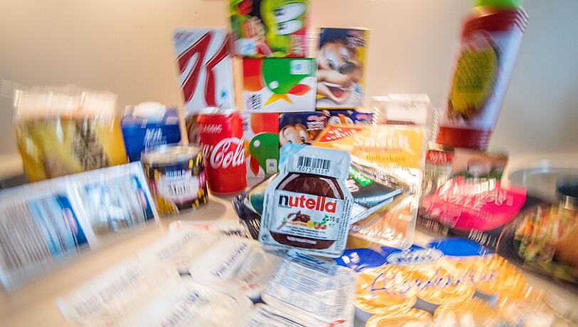 Zahlreiche Lebensmittel Mini-Packungen liegen auf einer Küchen-Arbeitsplatte. Mit abgepackten Lebensmitteln in immer kleineren Mengen wollen Supermärkte und Discounter neuen Verzehrgewohnheiten der Verbraucher Rechnung tragen. Zahlreiche Lebensmittel Mini-Packungen liegen auf einer Küchen-Arbeitsplatte. Mit abgepackten Lebensmitteln in immer kleineren Mengen wollen Supermärkte und Discounter neuen Verzehrgewohnheiten der Verbraucher Rechnung tragen.