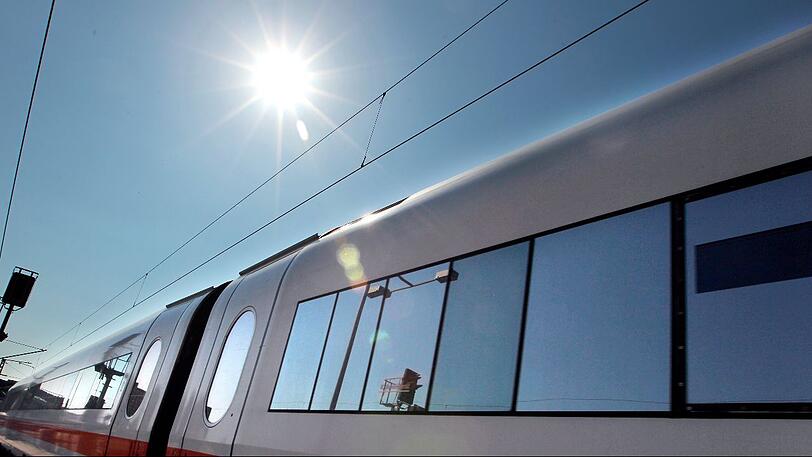 Nach Polizeiangaben wollte der junge Mann gegen 7.15 Uhr an der zweigleisigen ICE-Strecke Erfurt-Nürnberg einen unbeschrankten Bahnübergang für Fußgänger überqueren.