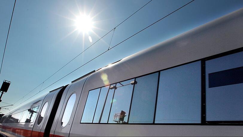 Nach Polizeiangaben wollte der junge Mann gegen 7.15 Uhr an der zweigleisigen ICE-Strecke Erfurt-Nürnberg einen unbeschrankten Bahnübergang für Fußgänger überqueren. Nach Polizeiangaben wollte der junge Mann gegen 7.15 Uhr an der zweigleisigen ICE-Strecke Erfurt-Nürnberg einen unbeschrankten Bahnübergang für Fußgänger überqueren.
