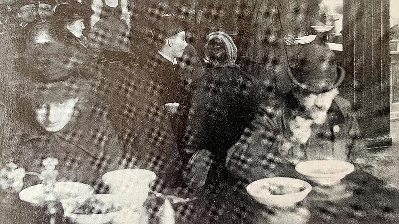 Münchner in Armut: Blick in eine Suppenküche, um 1900.