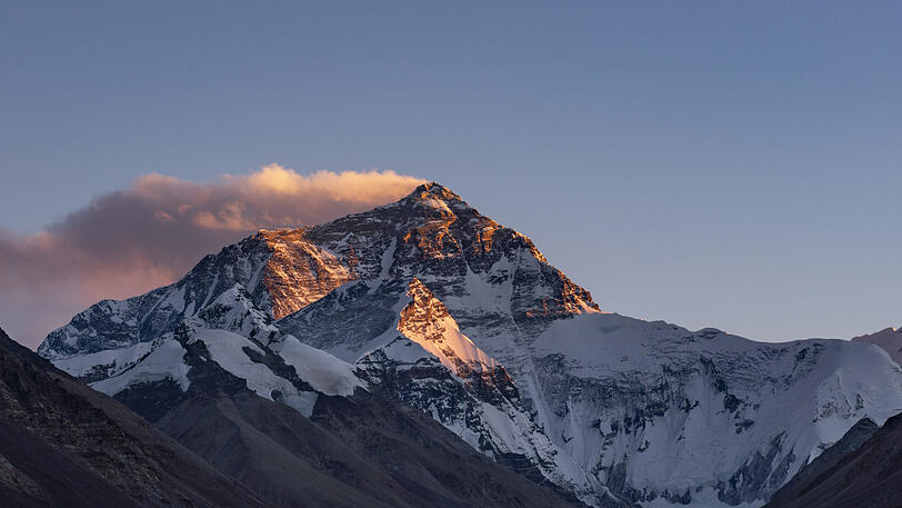 Der Mount Everest zieht jedes Jahr hunderte Bergsteiger an -nicht alle kommen lebend zurück.