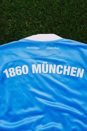 Der Spruch "Einmal Löwe, immer Löwe" im Nackenbereich ist in 3D-Optik gehalten - auf das "TSV" vor "1860 München" hat man verzichtet.
