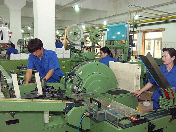 Tabakfabrik in Pjöngjang: Das bitterarme Land ist wirtschaftlich dringend auf seinen Nachbarn China angewiesen.