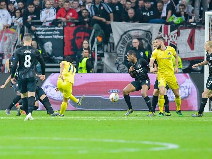 Pedro (2.v.l.) traf kurz vor der Halbzeitpause für den FC Chelsea.