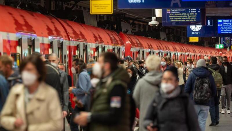 Nicht alle Menschen halten sich am Hauptbahnhof an die vorgeschriebene FFP2-Maskenpflicht.