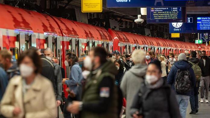 Nicht alle Menschen halten sich am Hauptbahnhof an die vorgeschriebene FFP2-Maskenpflicht.