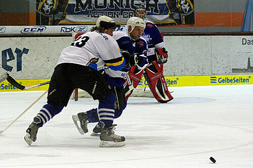 "Wahnsinn, der Schorsch" - Georg Franz (blaues Trikot) beim Jubiläumsspiel des EHC