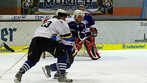 "Wahnsinn, der Schorsch" - Georg Franz (blaues Trikot) beim Jubiläumsspiel des EHC "Wahnsinn, der Schorsch" - Georg Franz (blaues Trikot) beim Jubiläumsspiel des EHC