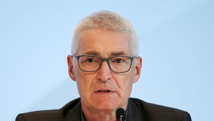 Lutz Michael Fröhlich, Sportlicher Leiter Elite-Schiedsrichter, sitzt bei einem Workshop auf dem Podium.