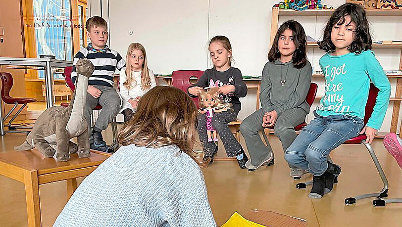 Lori holt sich einen Zettel aus der Glücksbox: Den bekommt man, wenn man mal nicht so glücklich ist. Lori holt sich einen Zettel aus der Glücksbox: Den bekommt man, wenn man mal nicht so glücklich ist.