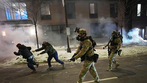 ICE-Beamte setzen auch Tr&auml;nengas ein.