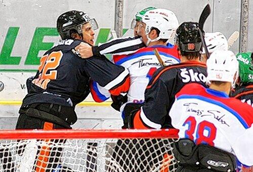 Handfeste Meinungsverschiedenheit zwischen Wolgsburgs  Jeff Hoggan (links) und Tiger Eric Chouinard.