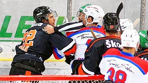 Handfeste Meinungsverschiedenheit zwischen Wolgsburgs Jeff Hoggan (links) und Tiger Eric Chouinard. Handfeste Meinungsverschiedenheit zwischen Wolgsburgs Jeff Hoggan (links) und Tiger Eric Chouinard.