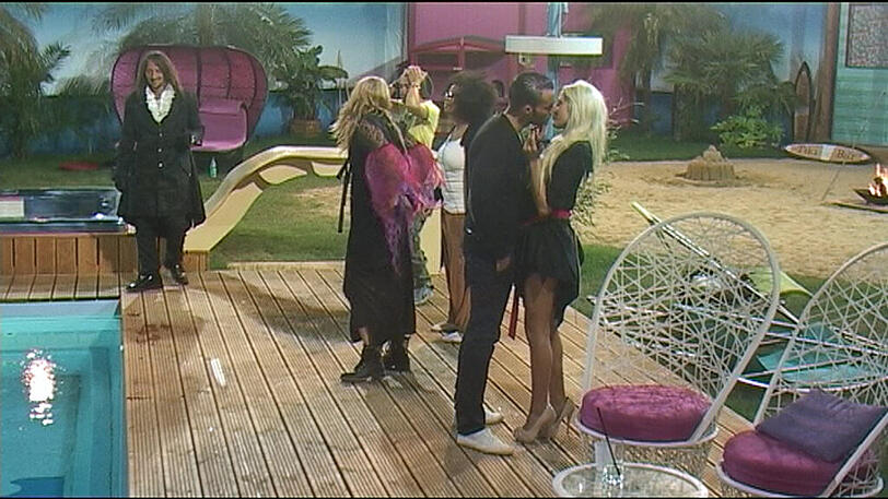 Big Brother wurde jetzt um einen Monat verlängert: Was erwartet die Fans des TV-Containers noch? Hier gibt's nochmal die besten Fotos aus der aktuellen elften Serie und einen Rückblick über die vergangenen Staffeln. Viel Spaß!