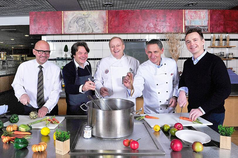 Messe-Chef Klaus Dittrich mit den Gastronomen Michael Käfer, Alfons Schuhbeck, Josef Able und Holger Stromberg (von links). Letzterer hat die Messe bei der Auswahl der Köche beraten.