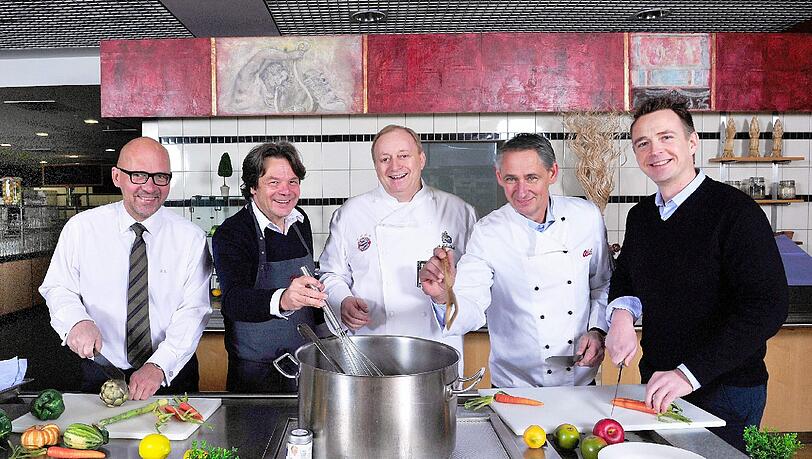 Messe-Chef Klaus Dittrich mit den Gastronomen Michael Käfer, Alfons Schuhbeck, Josef Able und Holger Stromberg (von links). Letzterer hat die Messe bei der Auswahl der Köche beraten. Messe-Chef Klaus Dittrich mit den Gastronomen Michael Käfer, Alfons Schuhbeck, Josef Able und Holger Stromberg (von links). Letzterer hat die Messe bei der Auswahl der Köche beraten.