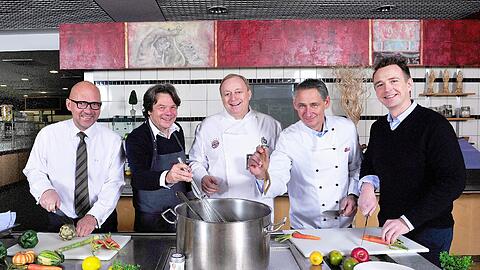 Messe-Chef Klaus Dittrich mit den Gastronomen Michael Käfer, Alfons Schuhbeck, Josef Able und Holger Stromberg (von links). Letzterer hat die Messe bei der Auswahl der Köche beraten.