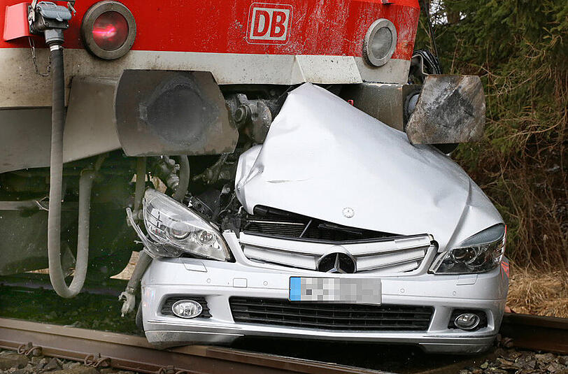 Bilder vom schweren Unfall bei Soyen: An einem unbeschrankten Bahnübergang kollidierte ein Auto mit einem Regionalzug.