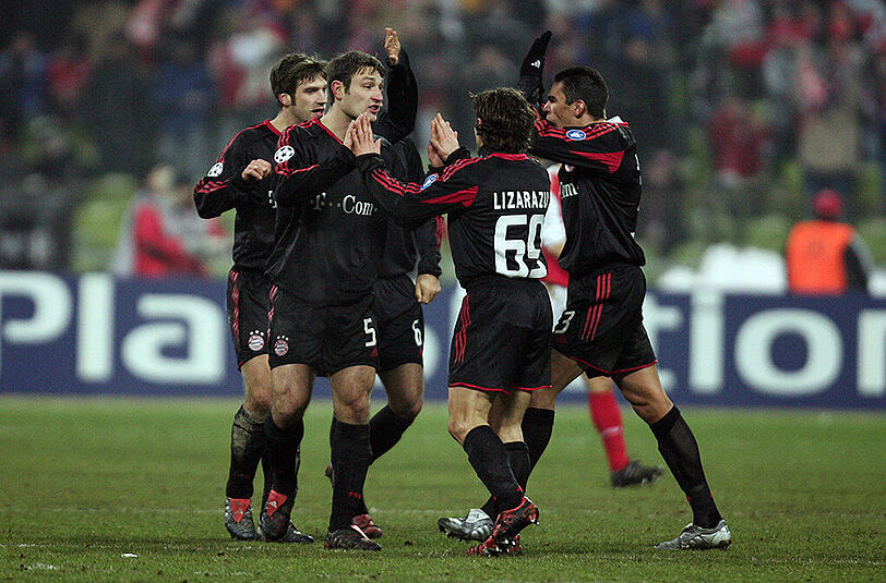 Im Februar 2005 spielen die Bayern im Achtelfinale gegen Arsenal. Die Münchner können sich zuhause mit 3:1 durchsetzen.