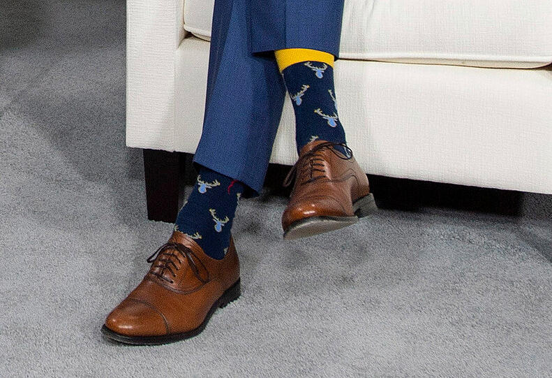 Justin Trudeau, Kanadas Premierminister, trägt Elch-Socken während eines Treffens mit Bundeskanzlerin Merkel beim G7-Gipfel.